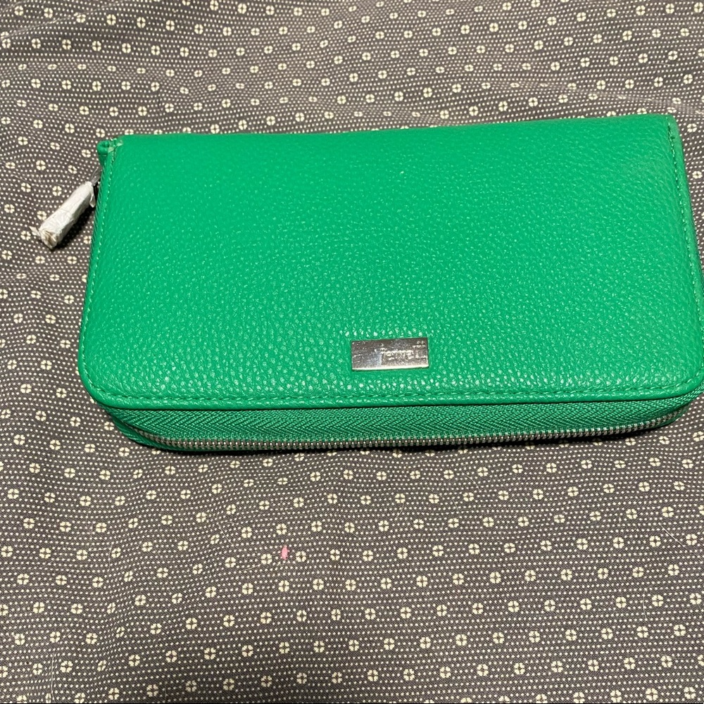 Jewell by thirty-one green wallet